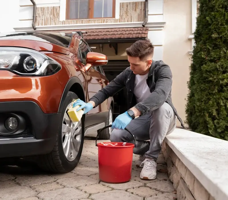 Lavage auto à domicile Onesse-Laharie : professionnel intervenant sur un véhicule